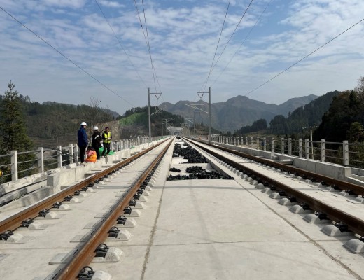 贵南客运专线铁路爆破施工对周边建筑物影响